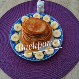 Bananen Pancakes auf Dessertteller für zwei Personen