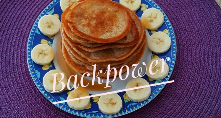 Bananen Pancakes auf Dessertteller für zwei Personen