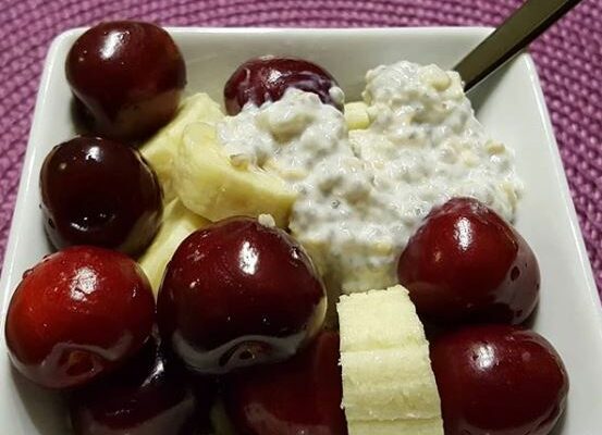 Chiapudding mit Kirschen und Bananen Stücken