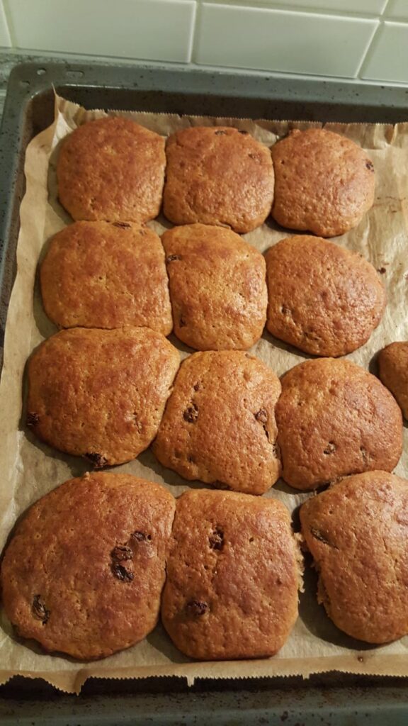 Leckere Teilchen schmecken nach Lebkuchen auf Blech