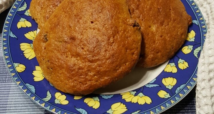 Leckere Teilchen schmecken nach Lebkuchen auf Dessertteller