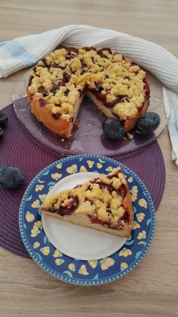 Zwetschgenkuchen angeschnitten auf Dessertteller