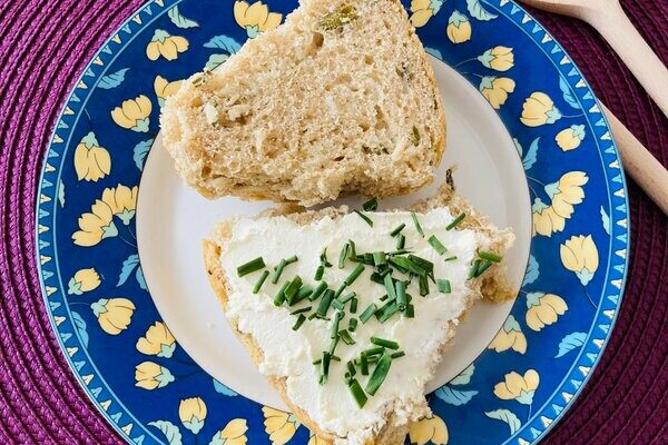 Zwiebelbrötchen angeschnitten auf Dessertteller