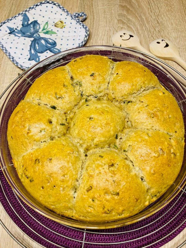 Zwiebelbrötchen in Auflaufform